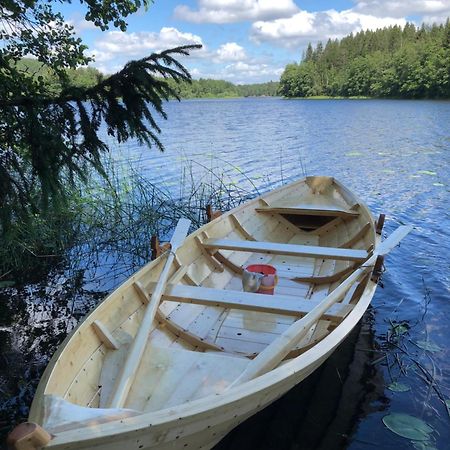 Tretopphytter Pa Grensen - Elghytta Med Robat Og Gjeddefiske Halden Exteriör bild